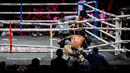 Ida Bagus Dwija Maha Gangga (Ibas) (kanan) melakukan pukulan knock out kepada Atevus Chima Okefielem (Chima) (tengah) dalam pertarungan debut tinju profesional Byon Madness di Studio 6 Emtek City, Daan Mogot, Jakarta, pada Sabtu (26/04/2025). (Bola.com/Bagaskara Lazuardi)