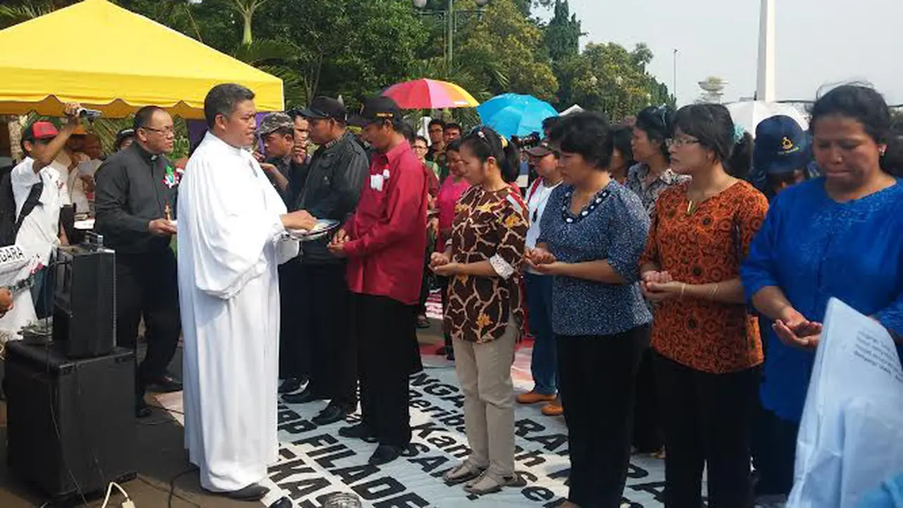 Jemaat GKI Yasmin-HKBP Filadelfia Misa Natal di Depan Istana