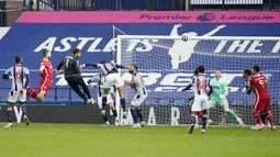 Kiper Liverpool, Alisson Becker, mencetak gol ke gawang West Bromwich Albion dengan tandukan kepalanya pada laga Liga Inggris di Stadion the Hawthorns, Minggu (16/5/2021). Liverpool menang dengan skor 2-1. (Tim Keeton/Pool via AP)