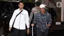 Penangkapan dilakukan dalam kegiatan senyap Operasi Tangkap Tangan (OTT). Tampak dalam foto, Bupati Lampung Tengah, Ardito Wijaya (kanan) digiring petugas saat tiba di Gedung Merah Putih Komisi Pemberantasan Korupsi (KPK), Jakarta, Rabu (10/12/2025). (Liputan6.com/Helmi Fithriansyah)