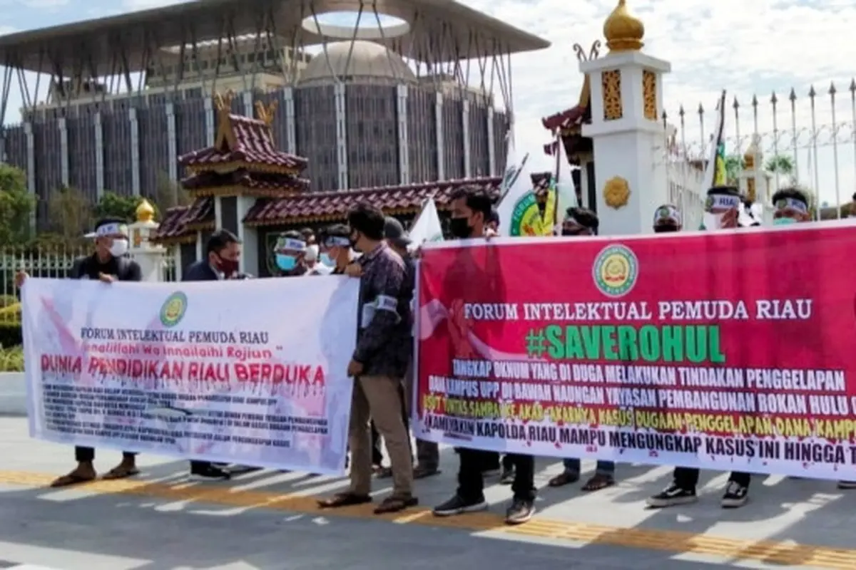 Mahasiswa berdemonstrasi menuntut Polda Riau tuntaskan pengusutan dana Yayasan Pembangunan Rokan Hulu di Universitas Pasir Pangaraian.