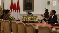 Presiden Joko Widodo berbincang dengan Menpora Imam Nahrawi dan Lifter Eko Yuli Irawan di Istana Merdeka, Jakarta, Kamis (8/11). Jokowi mengapresiasi prestasi Eko Yuli yang berhasil meraih medali emas di nomor 61 kg. (Liputan6.com/Angga Yuniar)