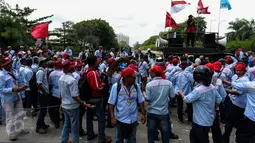 AMT (Awak Mobil Tangki) menyampaikan tuntutan mereka saat melakukan mogok kerja dan unjuk rasa di Depot Pertamina Plumpang Jakarta, Selasa (1/11). Massa menuntut perusahaan menghapus sistem outsourcing dan membayar upah lembur (Liputan6.com/Faizal Fanani)