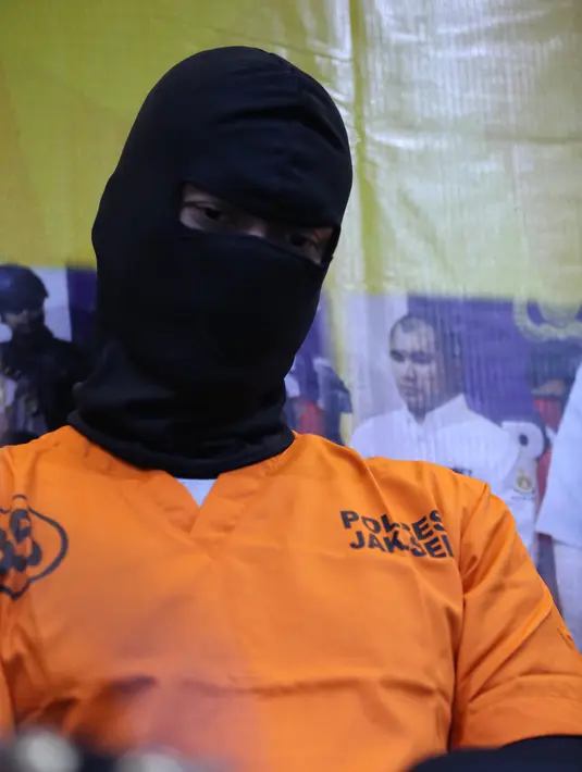 "Alhamdulillah," demikian Tora Sudiro dalam konferensi pers saat ditanya keadaannya semenjak menjadi tahanan di Polres Metro Jakarta Selatan, Jumat (4/8). (Adrian Putra/Bintang.com)