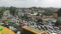 Puluhan ribu kendaraan terus memasuki kawasan Puncak di pintu Tol Ciawi. (Achmad Sudarno/Liputan6.com)