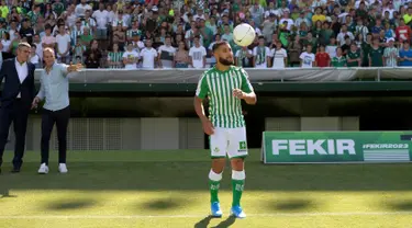 Gelandang asal Prancis, Nabil Fekir menjugling bola selama presentasi resmi dirinya sebagai pemain baru Real Betis di stadion Benito Villamarin di Seville (6/8/2019). Fekir direkrut Betis dari Lyon dengan harga 20 juta euro atau sekitar 312 miliar rupiah. (AFP Photo/Cristina Quicler)