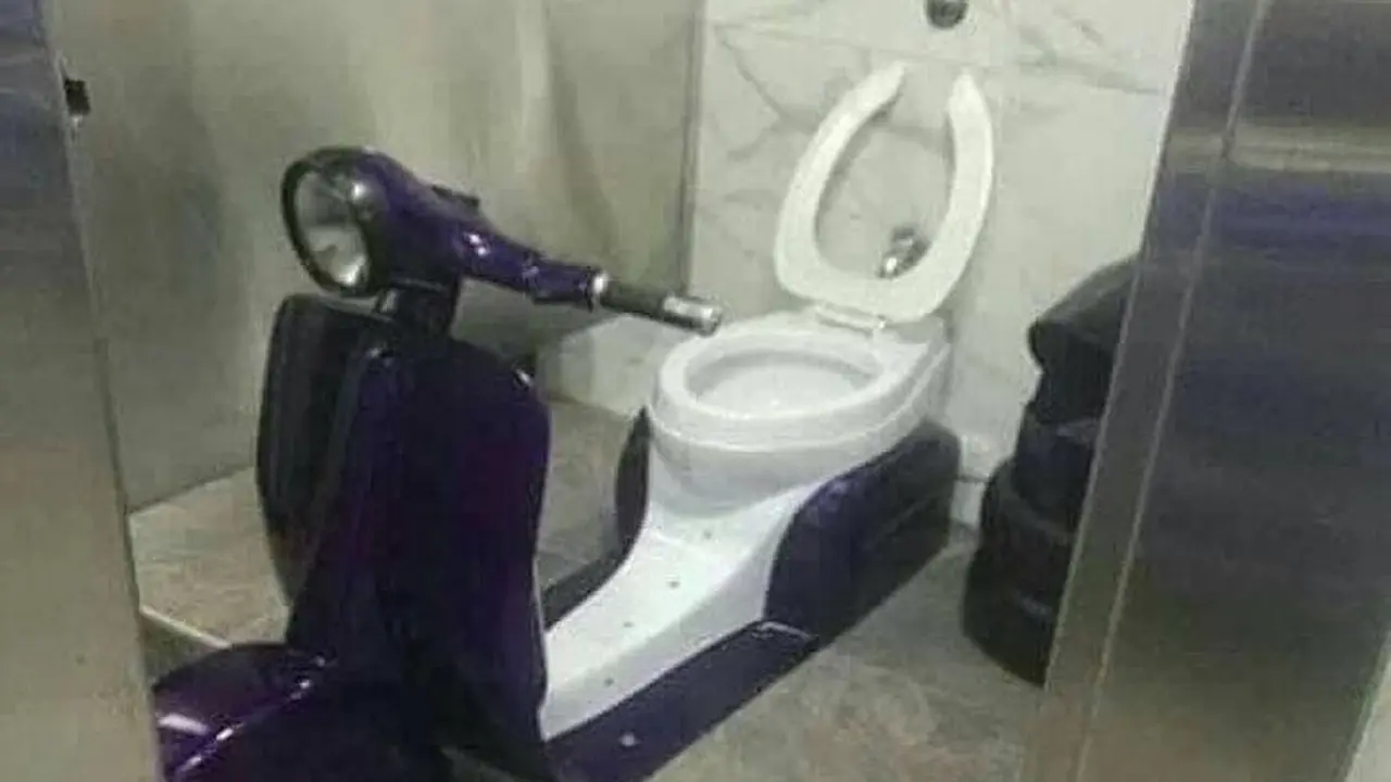 Orang Indonesia Itu Kelewat Kreatif, 6 Foto Toilet Ini Buktinya