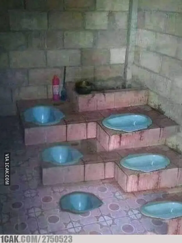 8 Toilet Outdoor dengan Konsep Bisa Buat Ngobrol Ini Kelewat Unik