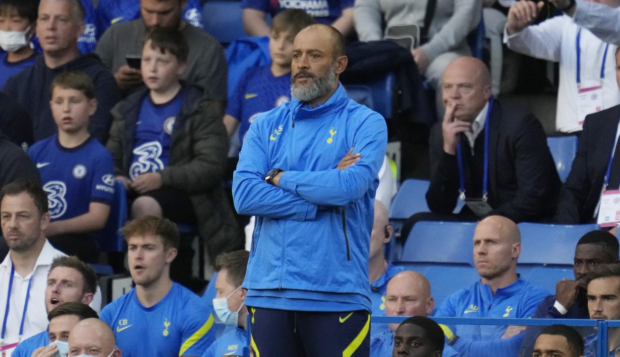 Manajer tim Tottenham Hotspur, Nuno Espirito Santo mengamati penampilan anak asuhnya saat menghadapi Chelsea dalam laga uji coba pramusim 2021/2022 di Stamford Bridge, London, Rabu (4/8/2021). Tottenham bermain imbang 2-2 dengan Chelsea. (Foto: AP/Matt Dunham)