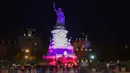 Warga Paris juga berkumpul di Place de la République, di mana upacara penghormatan utama disiarkan secara langsung di layar raksasa. Tampak sebuah foto memperlihatkan Place de la Republique diterangi dengan warna bendera nasional Prancis sebagai penghormatan kepada korban serangan teroris Paris 2015, di Paris, pada 12 November 2025. (Ludovic MARIN/AFP)