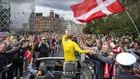 Pembalap tim Jumbo-Visma, Jonas Vingegaard menyapa para penggemar dari mobil di Kopenhagen, Denmark pada 27 Juli 2022, beberapa hari setelah menjuarai balapan sepeda Tour de France 2022 di Paris. (AFP/Ritzau Scanpix/Thomas Sjoerup)