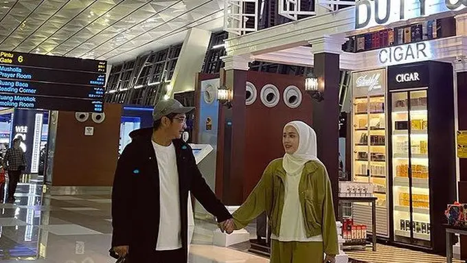 Gaya Adelia Pasha Liburan di Paris Bersama Suami saat Ramadan