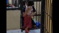 Video Viral Polisi Bukakan Pintu Sel karena Tak Tega Lihat Anak Peluk Ayahnya Terhalang Jeruji Besi (doc: tangkapan layar Twitter.com)