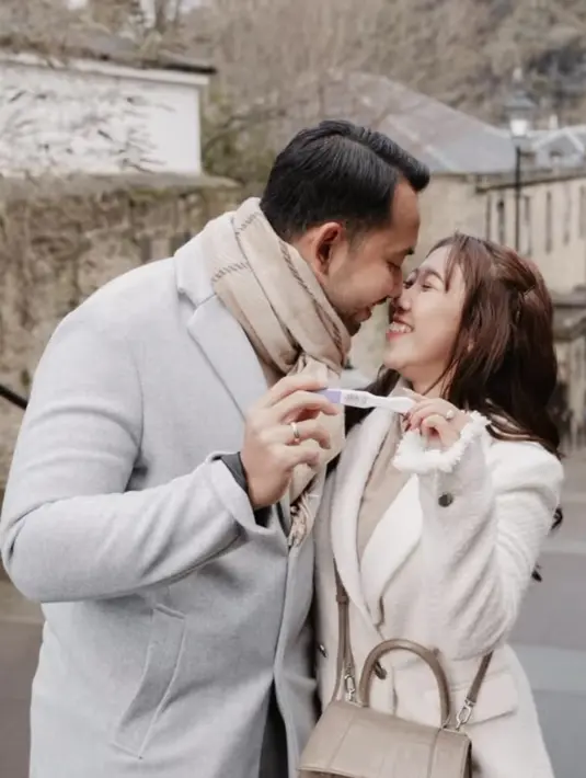 Khairi dengan long coat warna sky blue dan syal warna beige. Sedangkan Kiky tampil manis dengan tweed blazer warna ivory yang dipadukan dengan inner warna beige. [@kikysaputrii]