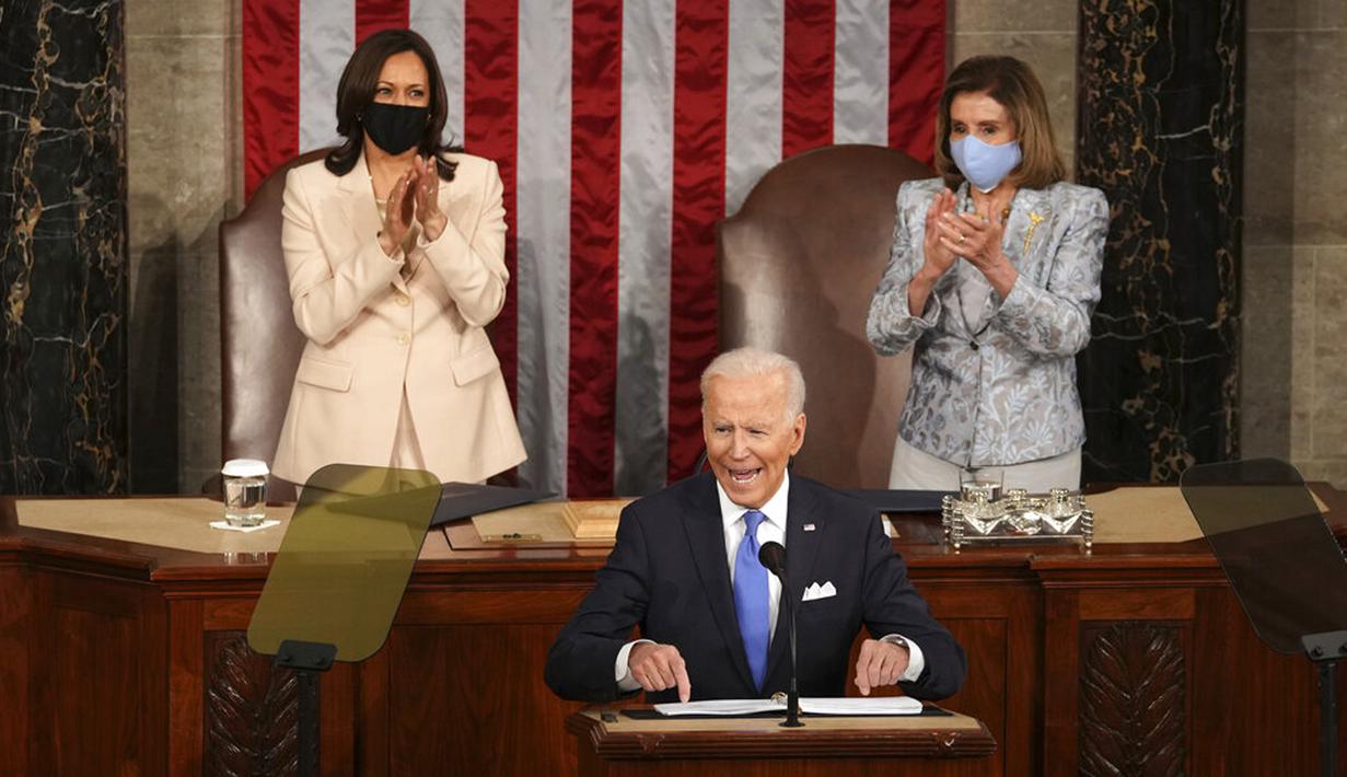 Presiden Joe Biden berpidato didampingi Wakil Presiden Kamala Harris dan Ketua DPR Nancy Pelosi di Kongres, US Capitol, Washington, Amerika Serikat, Rabu (28/4/2021). Pengamanan di Capitol Hill diperketat dan dimaksimalkan dengan adanya Kongres.
 (Doug Mills/The New York Times via AP, Pool)