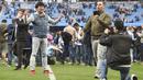 Saat turun ke lapangan Fans Manchester City melakukan sesi foto dan berjalan santai di rumput Etihad Stadium, Manchester, (22/4/2018). Manchester City menang 5-0. (AFP/Paul Ellis)
