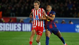 Marcos Llorente dan Raphina berebut bola dalam laga leg kedua semifinal Copa del Rey antara Barcelona vs Atletico Madrid di Camp Nou, 4 Maret 2026. (AP Photo/Joan Monfort)