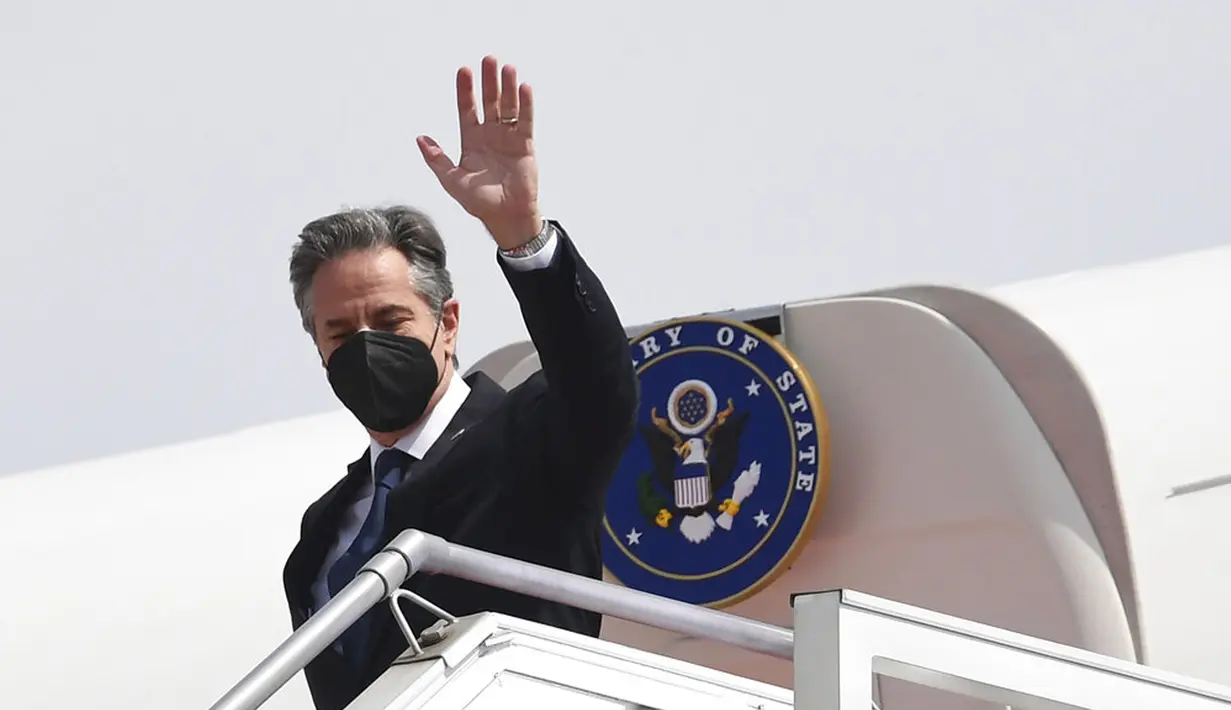 Menteri Luar Negeri AS Antony Blinken melambaikan tangan saat tiba di bandara internasional di Jakarta, 13 Desember 2021. Blinken menggelar pertemuan dengan Presiden Joko Widodo atau Jokowi di Istana Merdeka. (Olivier Douliery/Pool Photo via AP)