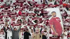 Suporter timnas Qatar bersorak selama pertandingan sepak bola semifinal Piala Asia AFC Qatar 2023 antara Iran dan Qatar di Stadion al-Thumama, Doha pada 7 Februari 2024. (Giuseppe CACACE / AFP)