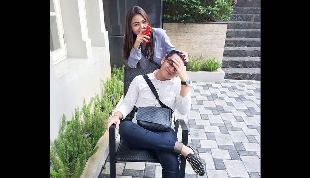 Pada 8 Oktober 2014, dalam sebuah foto yang diunggah ke akun Instagram Tommy, tampak Aurel Hermansyah berdiri dibelakang bangku yang diduduki pria berkacamata tersebut. (instagram.com/tommyrumengan)