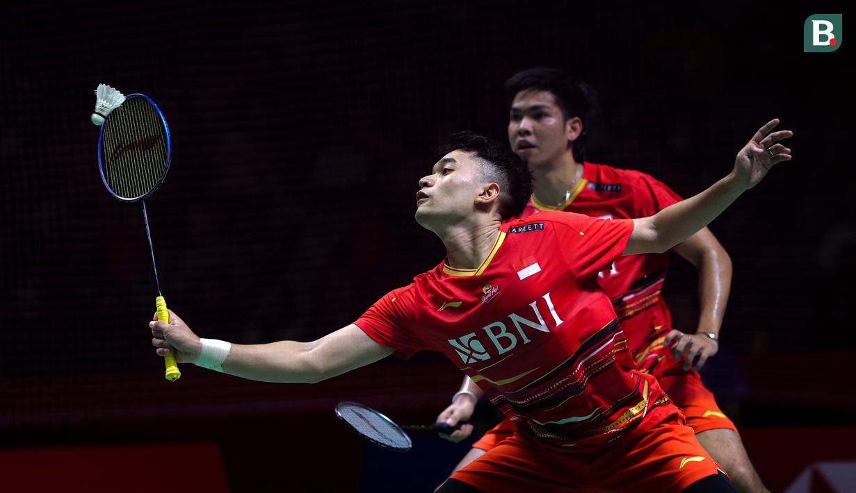 <p>Ganda putra Indonesia, Leo Rolly Carnando/Daniel Marthin mengembalikan bola ke arah lawannya, pasangan Jerman, Mark Lamsfuss/Marvin Seidel pada laga babak 32 besar Daihatsu Indonesia Masters 2024 di Istora Senayan, Jakarta, Selasa (23/1/2024). Leo Rolly Carnando/Daniel Marthin menang dua game langsung 21-16, 21-17. (Bola.com/Bagaskara Lazuardi)</p>