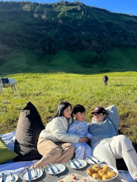 Kini Bromo pun telah menghijau setelah kebakaran beberapa waktu lalu, membuat vibesnya mirip berada di New Zealand hingga Swiss. [@tiffanysoetanto]