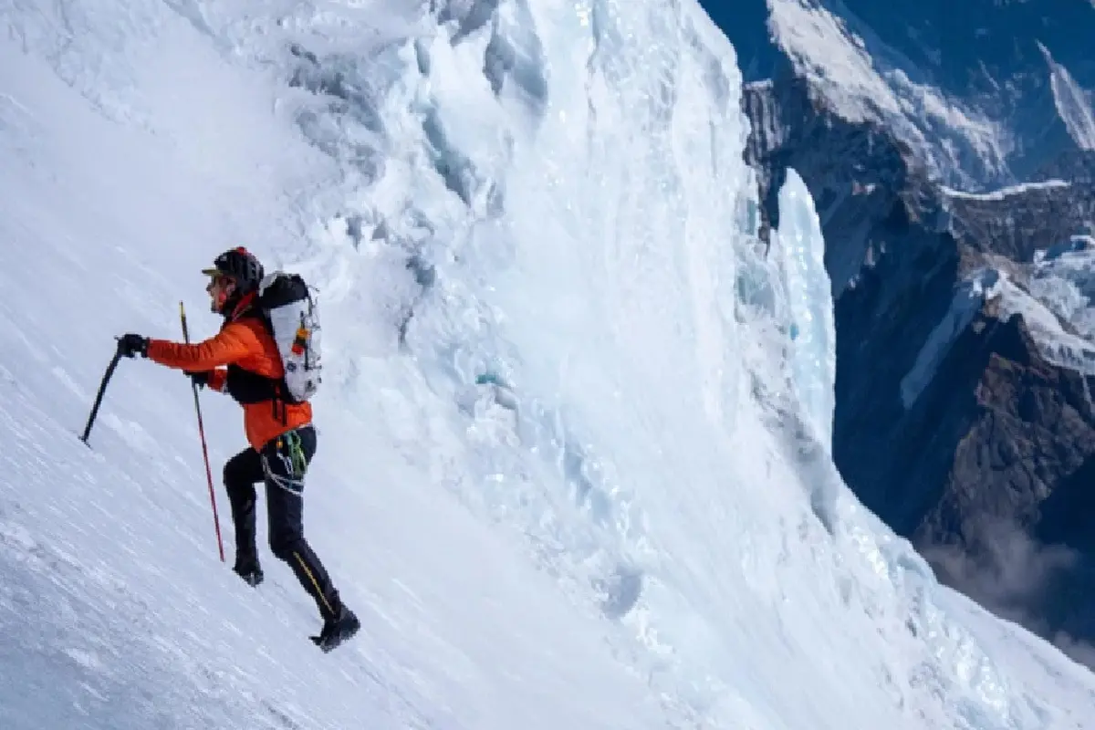 Pelari Ultra AS Cetak Rekor Baru Pendakian Gunung Everest Tercepat di Dunia