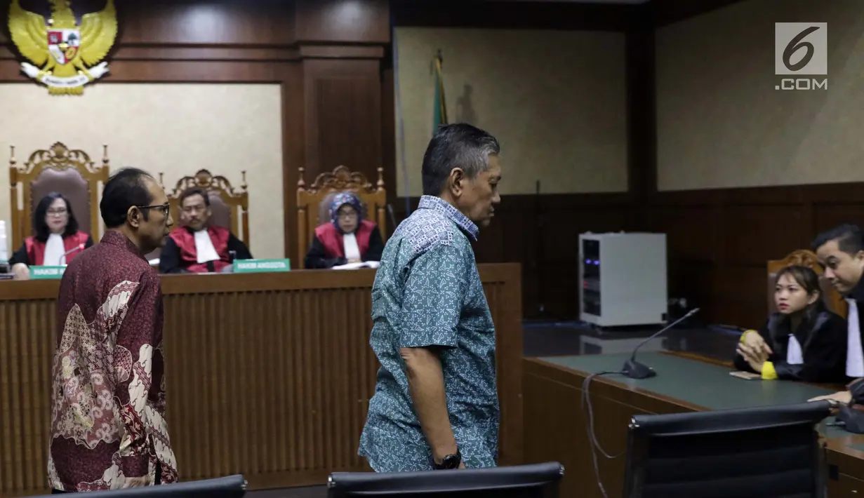 Terdakwa suap putusan perkara perdata yang juga Hakim PN Jakarta Selatan, Iswahyu Widodo (kiri) dan Irwan saat menjalani sidang putusan di Pengadilan Tipikor, Jakarta, Kamis (11/7/2019). Keduanya dihukum 4 tahun 6 bulan penjara, denda Rp200 juta subsider 2 bulan. (Liputan6.com/Helmi Fithriansyah)