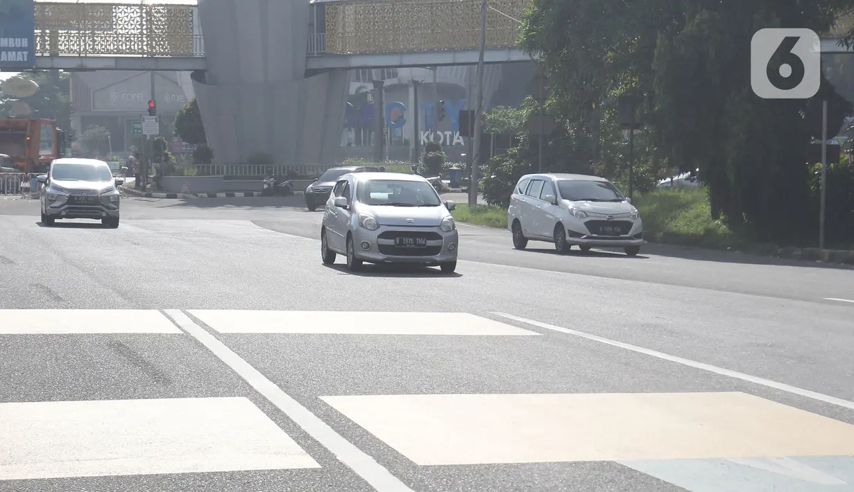 Sejumlah kendaraan roda empat menuju Jakarta di Gerbang Tol Bekasi Barat, Jawa Barat, Rabu (8/4/2020). Gubernur Jawa Barat Ridwan Kamil mengajukan status Pembatasan Sosial Berskala Besar (PSBB) di wilayah Bogor, Depok, dan Bekasi kepada pemerintah pusat. (Liputan6.com/Herman Zakharia)