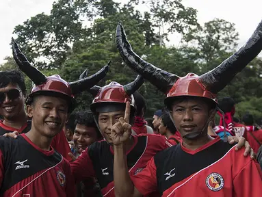 Suporter Semen Padang dengan atribut tanduk kerbau jelang final Piala Jenderal Sudirman antara Semen Padang melawan Mitra Kukar di Stadion Utama Gelora Bung Karno, Jakarta, , Minggu (24/1/2016). (Bola.com/Vitalis Yogi Trisna)