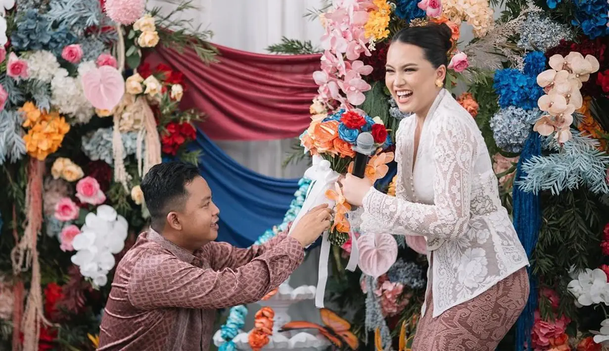 Tidak hanya dipenuhi suasana romantis nan syahdu, acara pertunangan Dustin juga penuh canda tawa. Dalam caption yang ditulis oleh laman @luck_ideaproject, terkuak kata-kata yang diucapkan Dustin saat melamar Ditha. Yaitu, "Maukah kamu jadi part of my life aku dan menjadi orang yang selalu bahagiain aku." (Liputan6.com/IG/@aldyanza)