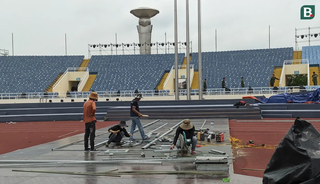 <p>Para pekerja berlomba dengan waktu untuk menyelesaikan bagian-bagian stadion yang perlu dipermak. (Bola.com/Muhammad Adiyaksa)</p>