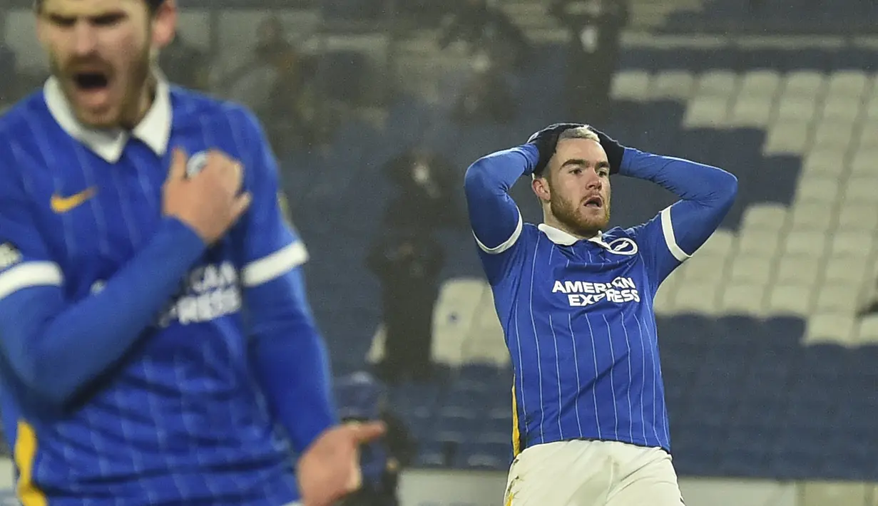 Pemain Brighton & Hove Albion, Aaron Connolly (kanan) dan Pascal Gross bereaksi setelah kehilangan peluang mencetak gol ke gawang Tottenham Hotspur dalam pekan ke-21 Liga Inggris di Amex Stadium pada Senin (1/2/2021) dini hari WIB. Brighton taklukkan Tottenham Hotspur 1-0. (Glyn Kirk/Pool via AP)