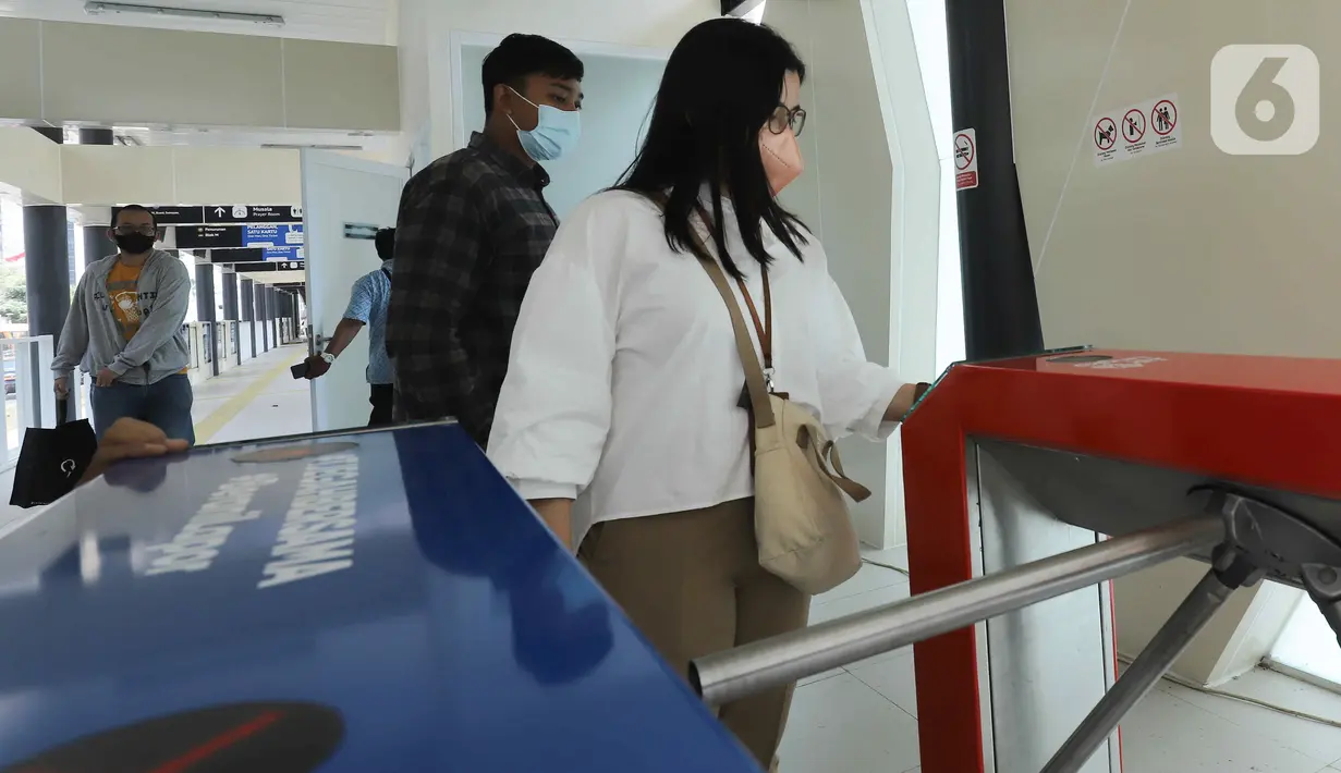 Penumpang melakukan tapping e-ticketing di gate in Halte Gelora Bung Karno (GBK), Jakarta, Kamis (18/8/2022). PT Transportasi Jakarta (TransJakarta) kembali mengoperasikan Halte Gelora Bung Karno (GBK) setelah rampung direvitalisasi. Halte GBK efektif melayani pelanggan bertepatan di HUT Ke-77 RI pada Rabu, 17 Agustus 2022 kemarin. (Liputan6.com/Herman Zakharia)
