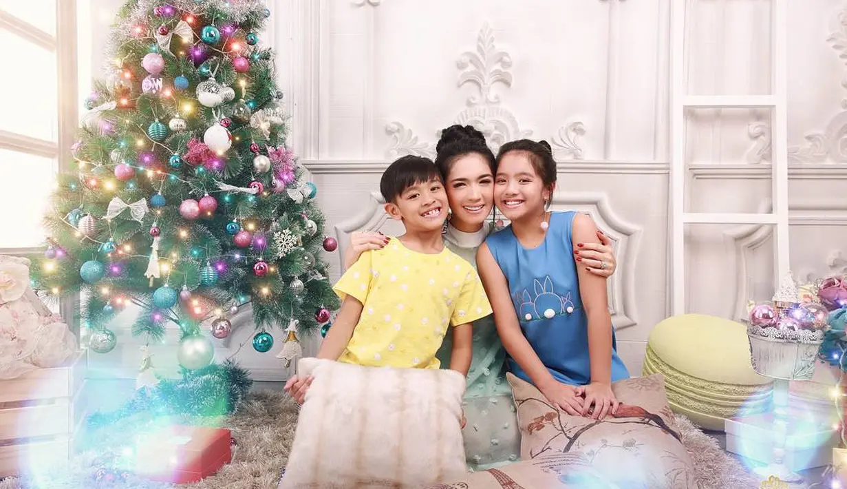 Angel Karamoy juga tampak tegar mengurus kedua buah hatinya seorang diri. Agar terus bersemangat, Angel sepertinya menyiasati dengan selalu menghadirkan senyuman di wajahnya. (Instagram/realangelkaramoy)