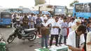 Umat muslim salat id Hari Raya Idul Fitri 1 Syawal 1439 H di kawasan Senen, Jakarta, Jumat (15/6). Setiap tahun, umat muslim antusias melaksanakan salat id dengan memadati jalan-jalan di sekitar stasiun dan pasar tersebut. (Liputan6.com/Immanuel Antonius)