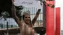 Penari Samba, Sabrina Boing Boing dari sekolah Samba Tautape berjalan memegang poster bertuliskan "Juara" di Jalan Paulista, Sao Paulo, Brasil (2/3). Aksi Sabrina ini merayakan sekolahnya menang dalam parade karnaval Samba. (AFP Photo / Nelson Almeida) 
