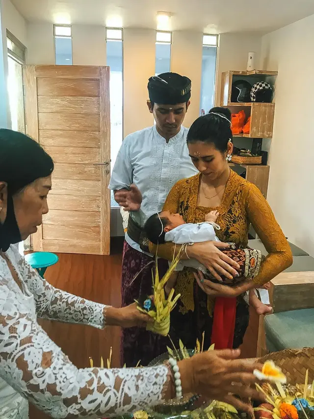 Upacara Macolongan Kaimano Anak Westny DJ. (Sumber: Instagram/westnydj)