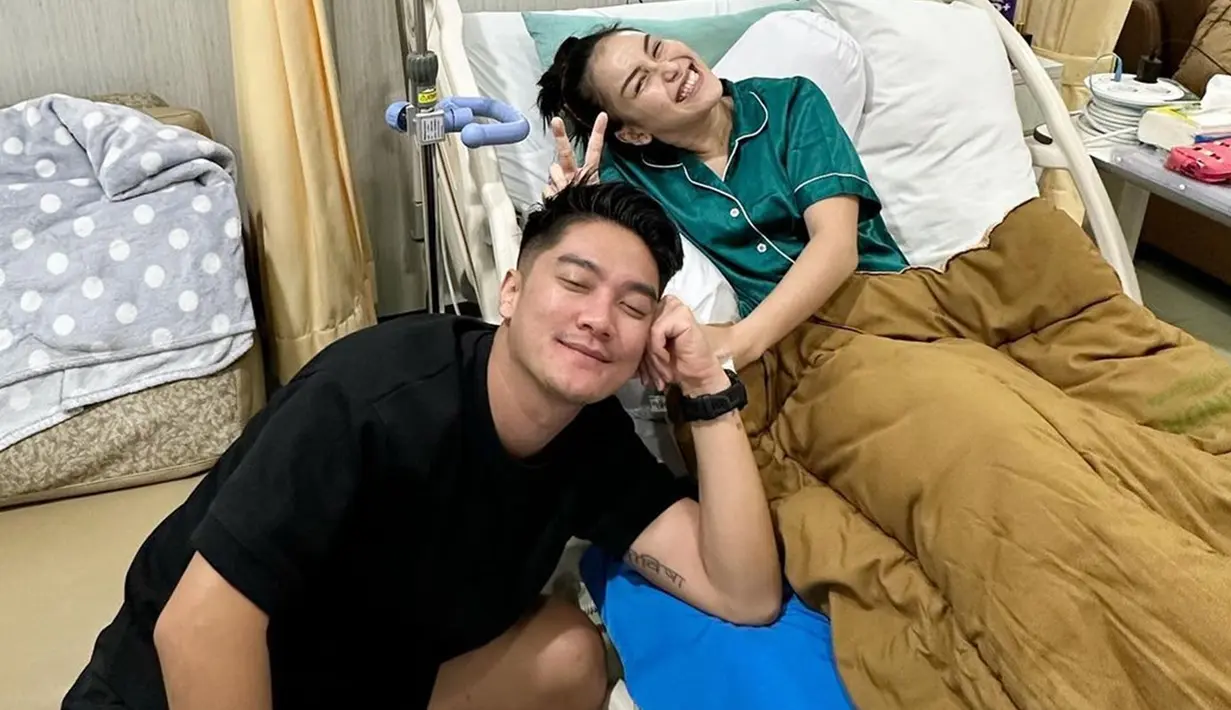 Boy William juga kerap mengunggah momen bersama Ayu Ting Ting dalam akun Instagram pribadinya. Ia juga menyempatkan waktu menjenguk sang pelantun Sambalado ketika dirawat di rumah sakit. (Liputan6.com/IG/@boywilliam17)