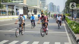 PSBB TRANSISI JAKARTA DIPERPANJANG: Warga beraktivitas menggunakan sepeda di kawasan Bundaran HI, Jakarta Pusat, Minggu (8/11/2020). Pemprov DKI Jakarta memastikan masa Pembatasan Sosial Berskala Besar (PSBB) transisi yang berakhir pada hari ini kembali diperpanjang. (Liputan6.com/Faizal Fanani)