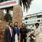 File gambar dari November 1985 di puncak era apartheid: Winnie Madikizela-Mandela bersama putrinya Zenani (tengah),dan Zindzi (kiri), saat mengunjungi Nelson Mandela setelah ia menjalani operasi di Rumah Sakit Cape Town. (AFP Photo/Gideon Mendel)