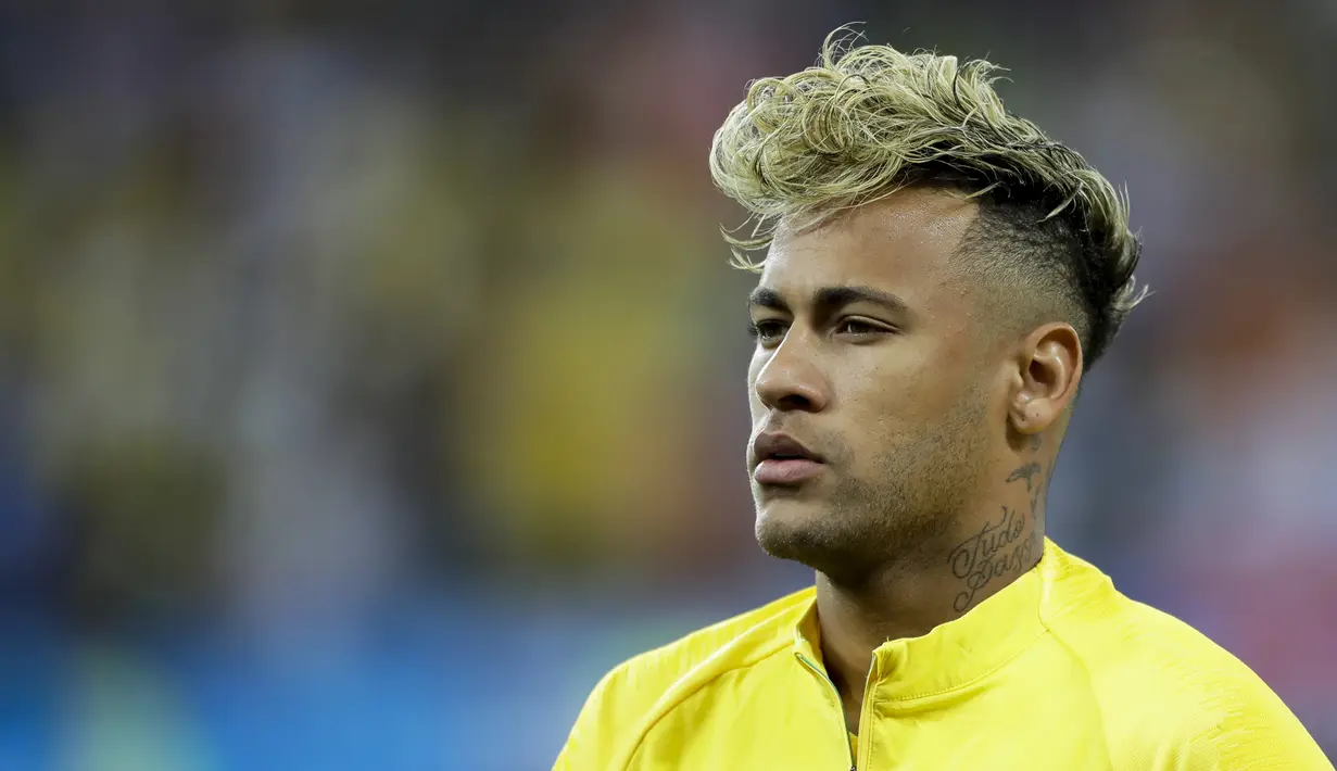 Striker Brasil, Neymar, tampil dengan rambut baru saat melawan Swiss pada laga Grup E Piala Dunia di Rostov Arena, Rostov-on-Don, Minggu (17/6/2018). Kedua negara bermain imbang 1-1. (AP/Andre Penner)