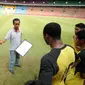 Pelatih Martapura FC, Frans Sinatra Huwae memberikan arahan kepada anak asuhnya jelang laga uji coba melawan Persija Jakarta di Stadion GBK Jakarta, Selasa (6/1/2015). Persija unggul 2-1 atas Martapura FC.(Liputan6.com/Helmi Fithriansyah)