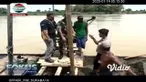 Petugas gabungan di Kabupaten Tuban, Jawa Timur, menertibkan penambang pasir Sungai Bengawan Solo. Pasalnya, penambang pasir ilegal nekat mengambil pasir di sekitar tanggul yang ambles, sehingga dapat membahayakan kondisi tanggul yang kritis.