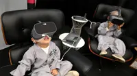 Dua anak lelaki bermain Virtual Reality (VR) menggunakan layanan 5G di tempat pengalaman LG UPlus 5G di Seoul, Korea Selatan (7/5/ 2019). Sepuluh anak terpilih mendapatkan pengalaman menjadi biksu dalam rangkaian acara peringatan hari lahir Buddha. (AP Photo/Ahn Young-joon)