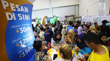 Pengunjung memadati acara KAI Travel Fair 2017 di Jakarta Convention Center, Jakarta Pusat, Sabtu (29/7). Dalam acara ini, PT KAI mempersiapkan sebanyak 642.000 tiket kereta api untuk periode tiga bulan ke depan. ( Liputan6.com/Angga Yuniar)