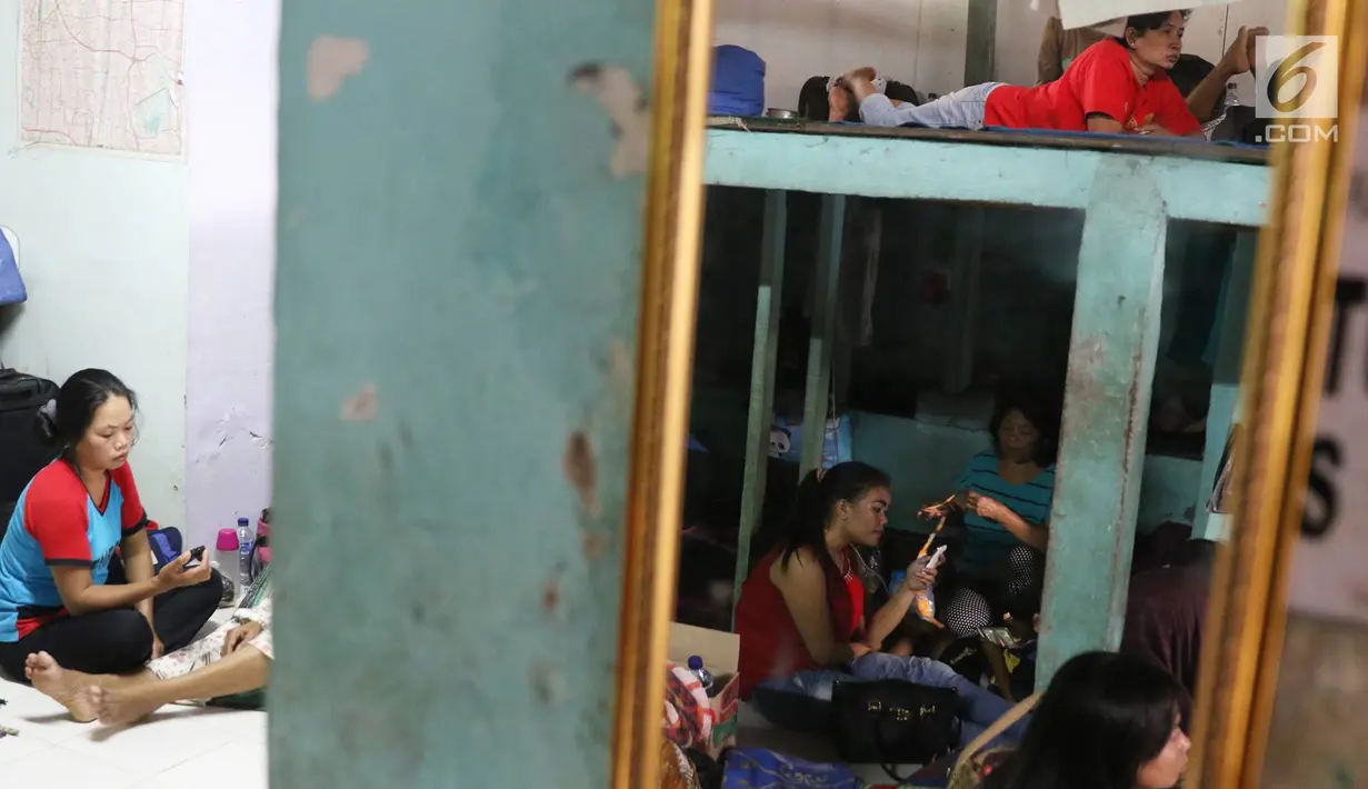 Sejumlah Pembantu Rumah Tangga (PRT) pengganti atau infal beraktivitas di tempat Penyalur Tenaga Kerja Bu Gito, Jakarta, Senin (19/6). Menjelang H-6 lebaran, permintaan jasa pembantu rumah tangga (PRT) infal meningkat. (Liputan6.com/Immanuel Antonius)