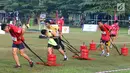 Para peserta menarik beban dalam ajang Komando Warriors II di Kompleks Kopassus Cijantung, Jakarta, Minggu (6/5). Komando Warriors meliputi lari total 5 km, cross speed, serta melintasi aral lintang. (Liputan6.com/Angga Yuniar)