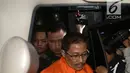 Tersangka Bupati Cirebon, Sunjaya Purwadi Sastra kenakan rompi tahanan usai menjalani pemeriksaan di Gedung KPK, Jakarta, Jumat (26/10). Sunjaya ditahan diduga menerima suap jual beli jabatan total senilai Rp385 juta. (Liputan6.com/Herman Zakharia)
