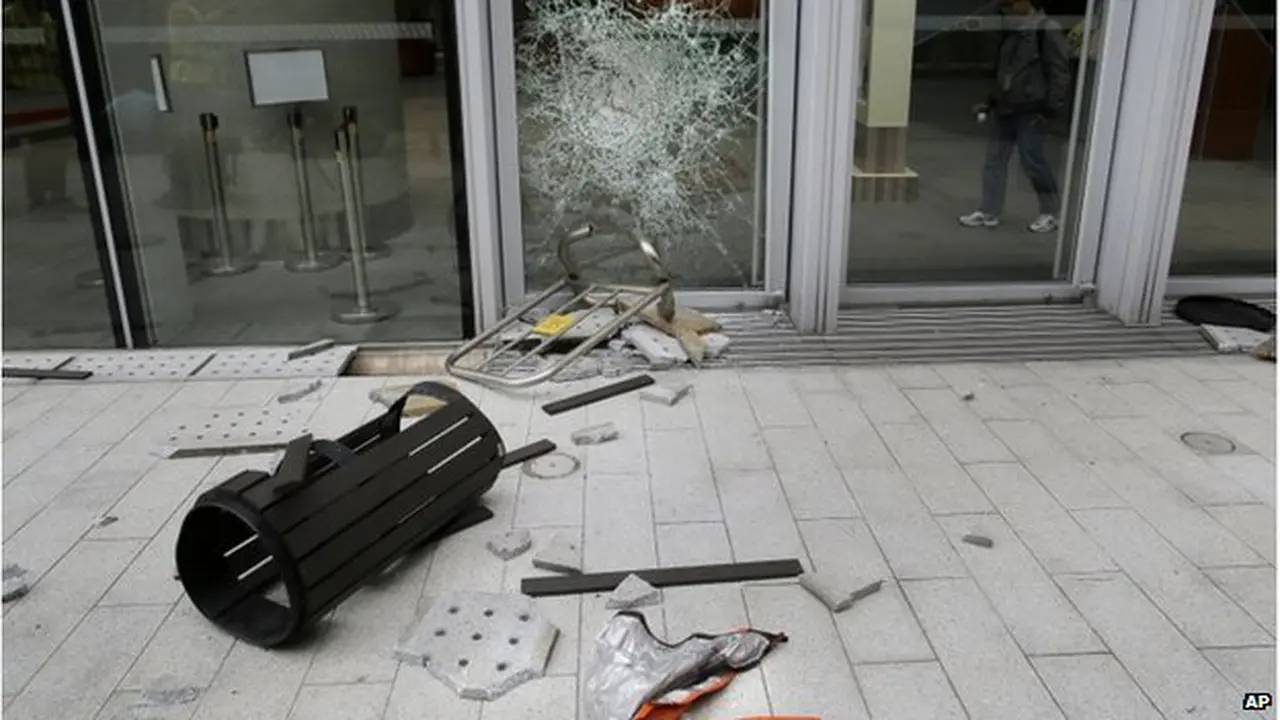 Bagian depan gedung parlemen Hong Kong yang hancur. (Reuters)